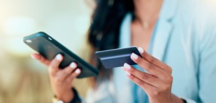 Помилково переказали гроші на іншу картку: що робити