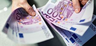 Фінансова сторона життя українців у Європі: доходи та оплата праці