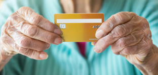 Банковские карты для пенсионеров: что предлагают банки клиентам в 2026 году