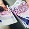 Фінансова сторона життя українців у Європі: доходи та оплата праці